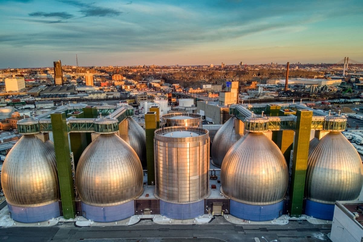 Anaerobe Fermenter in einer Kläranlage.