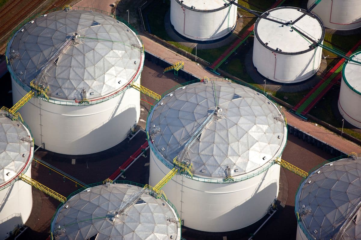 Oberirdische Stahltanks in einer Industrieanlage.